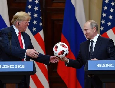 Ρωσο-υστερία στις ΗΠΑ: Ψάχνουν για τσιπάκια στη μπάλα που έδωσε ο Β.Πούτιν στο Ντ.Τραμπ